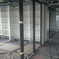 Montage de bureaux en cloisons modulaires